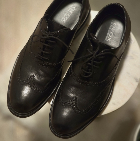 Wingtip Classic Shoes - Picture 4 of 9